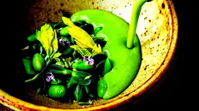 Sopa_de_Espárragos_con_Hierbas_Aromáticas_Cebolletas_Deleite_Sabroso_Caldo_Agradable_Hierbas_Aromáticas_Deliciosa_Sopa_Sabores_Frescos_Espárragos_Verde_Cebolletas_Garnish_Sopa_Saludable_Colores_Vibrantes_Tazón_Satisfactorio_Comida_Nutritiva_Casera_Receta_Ayurvédica_ Experiencia_Aromática_Comida_Ayurvédica_Ayurveda